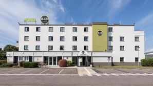 Un hôtel de type « bed and breakfast » avec un parking situé devant l’établissement.
