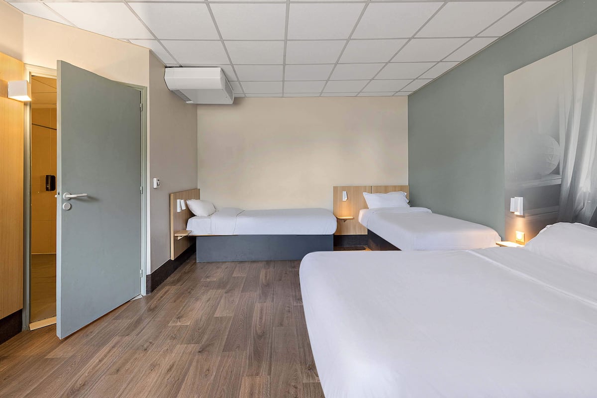 Vierpersoonskamer, niet-roken | Luxe beddengoed, een bureau, geluiddichte muren, gratis wifi