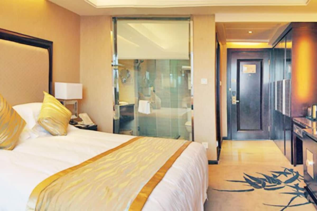 Standard Kingsize Room | Minibar, desk, blackout drapes, WiFi (free)