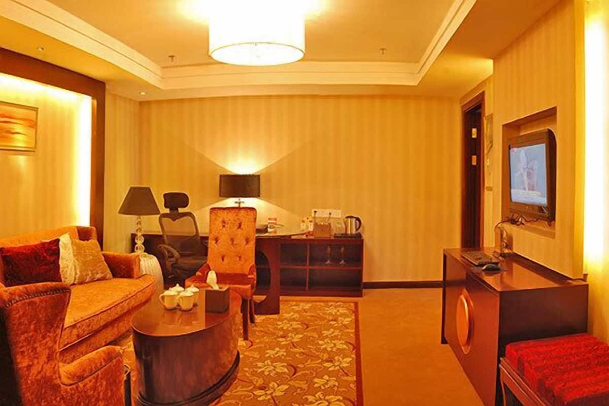 Superior suite | Een minibar, een bureau, verduisterende gordijnen, gratis wifi