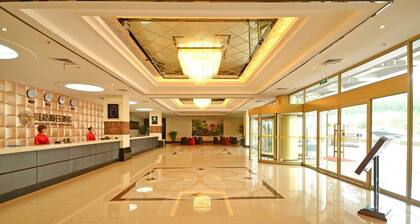 Hongqiao Holiday Hotel