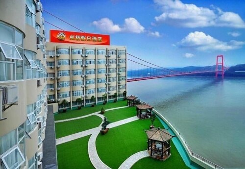 Hongqiao Holiday Hotel