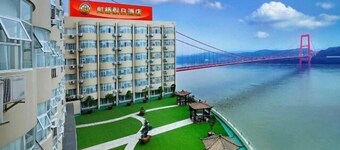 Hongqiao Holiday Hotel