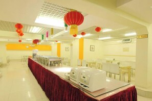 A conference room with a long table, chairs, and red lanterns. - Hejia Inn (Beijing Fuwai Hospital) (Beijing)