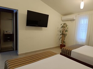 Desk, free WiFi, bed sheets - Grand City Hotel Cancun - Near Market 28 (Cancun)