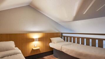 Hochwertige Bettwaren, Schreibtisch, schallisolierte Zimmer
