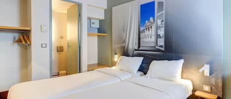 Habitación con 2 camas individuales, para no fumadores | Ropa de cama de alta calidad, edredón, escritorio y cortinas blackout