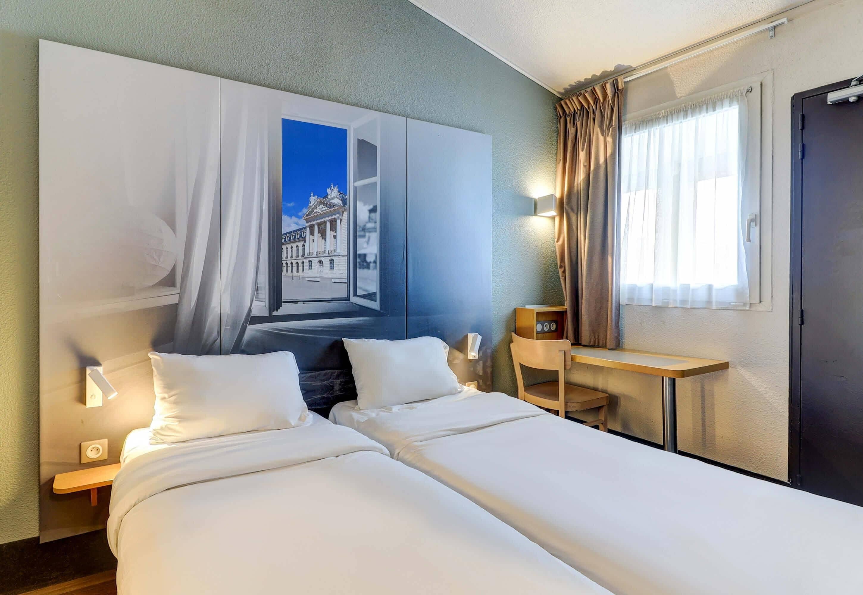 Habitación cuádruple, no fumadores (4 beds) | Ropa de cama de alta calidad, edredones de plumas, escritorio
