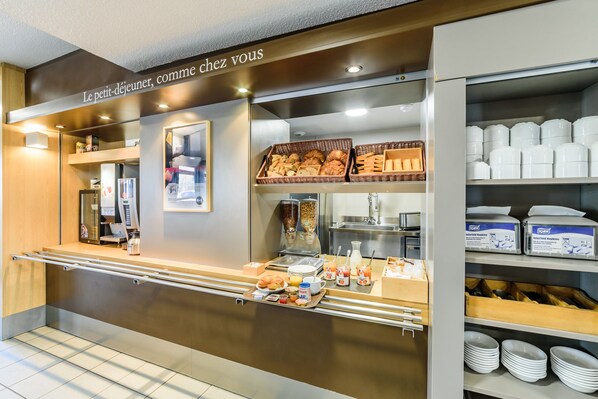 Petit déjeuner buffet servi tous les jours en supplément