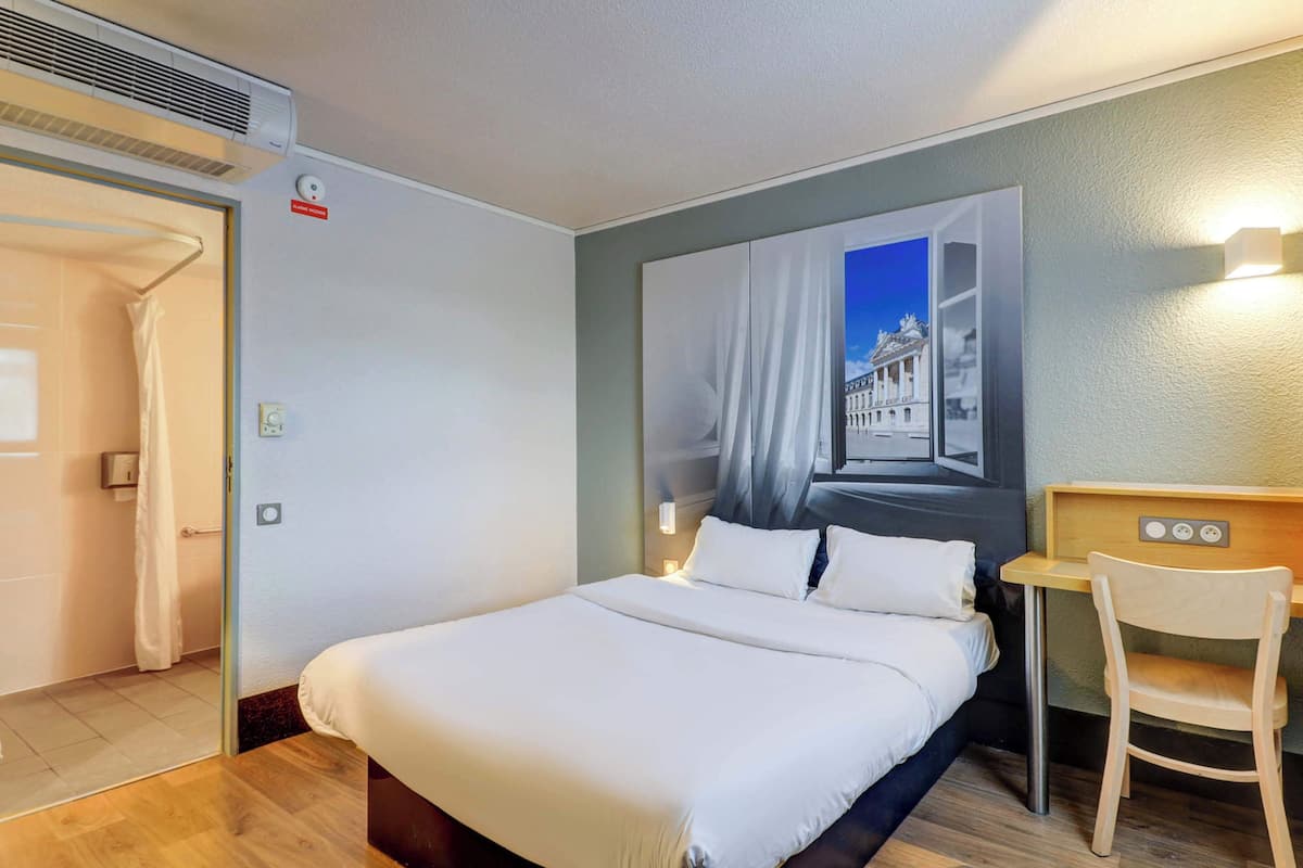 Double Room, Accessible, Non Smoking | Premium bedding, down comforters, desk, blackout drapes