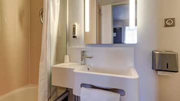 Shower, pengering rambut, dan handuk
