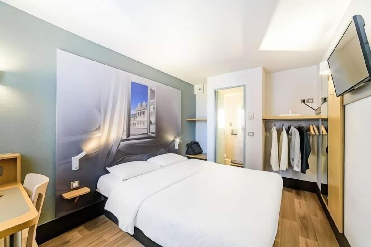 Premium bedding, down comforters, desk, blackout drapes