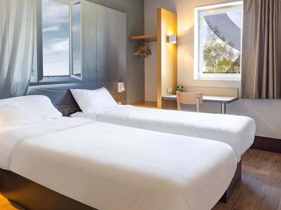 Ropa de cama de alta calidad, cubrecamas y escritorio