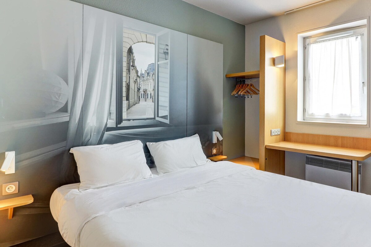 Double Room, Non Smoking | Peralatan tempat tidur premium, gebar bulu kapas, meja, kalis bunyi 