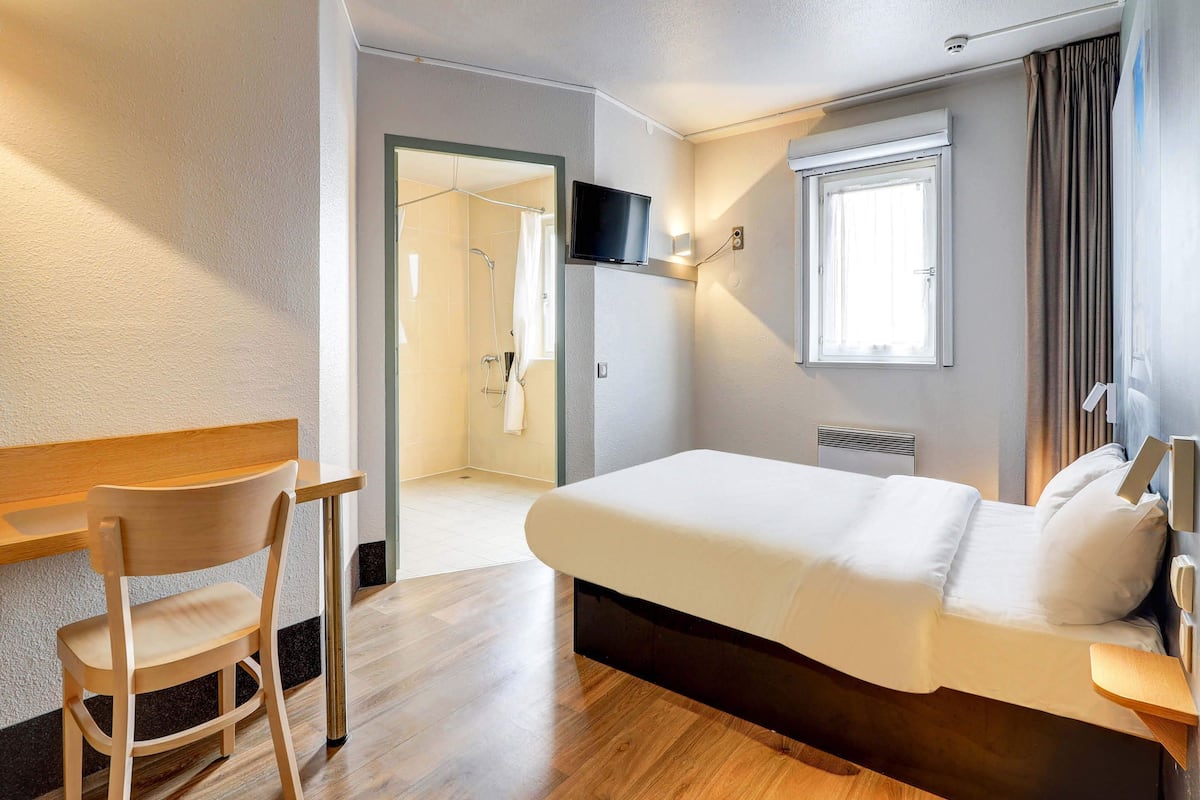 Premium bedding, down duvets, desk, soundproofing