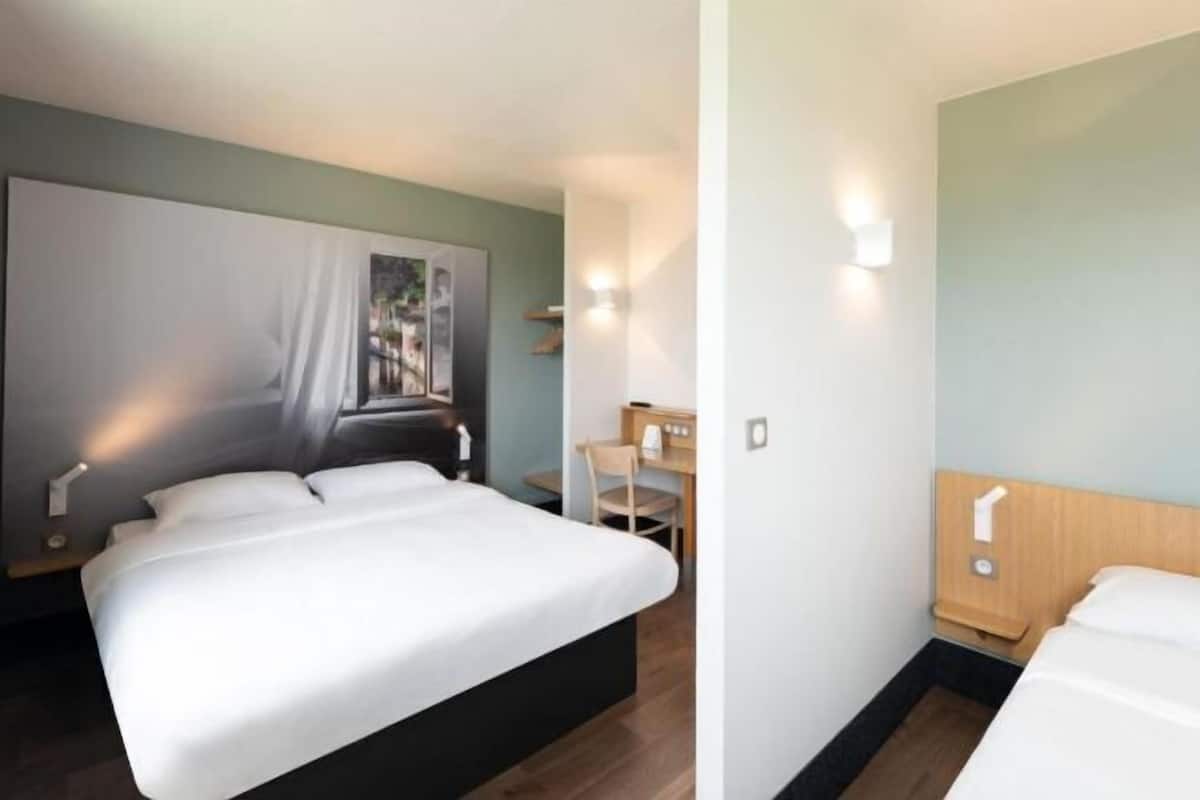 Desk, soundproofing, free WiFi, bed sheets