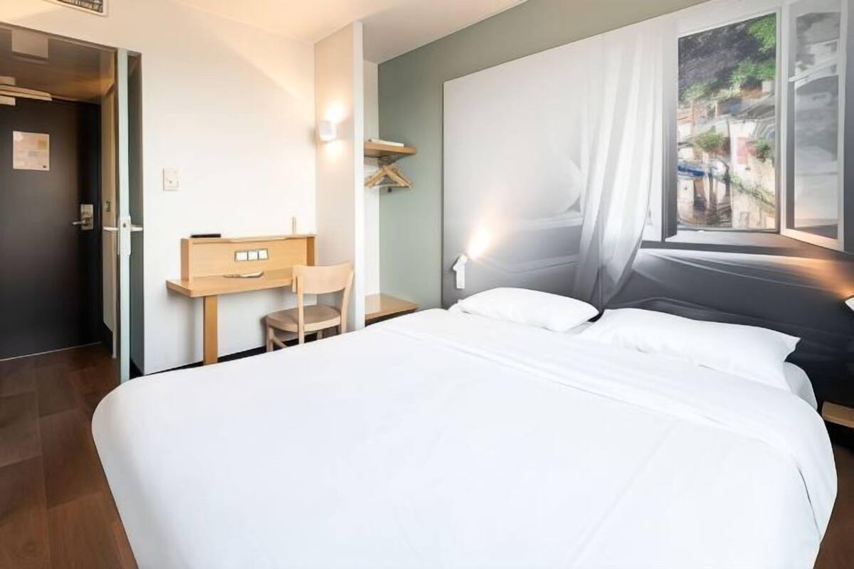 Desk, soundproofing, free WiFi, bed sheets
