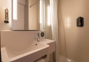 Douche, séchoir à cheveux, serviettes fournies, savon