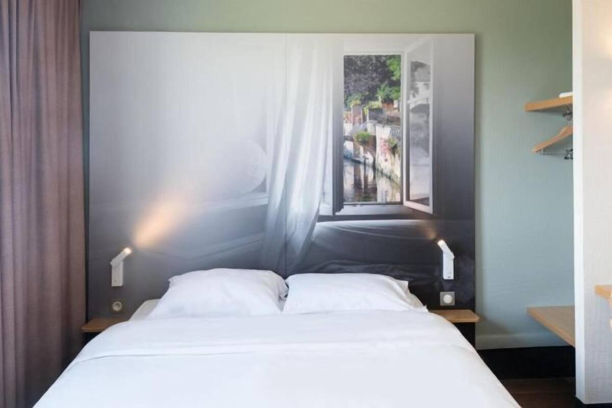 Desk, soundproofing, free WiFi, bed sheets