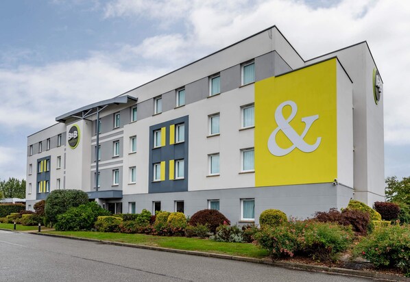 Vista frontal de la propiedad