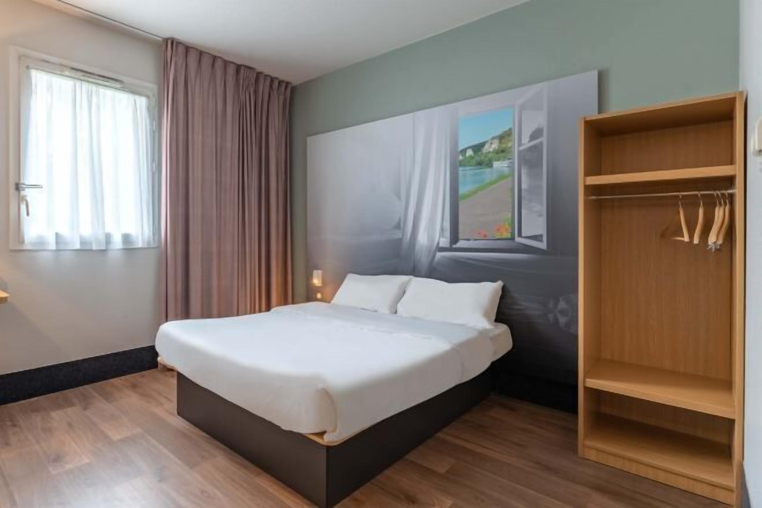Escritorio, sistema de insonorización, wifi gratis y ropa de cama 
