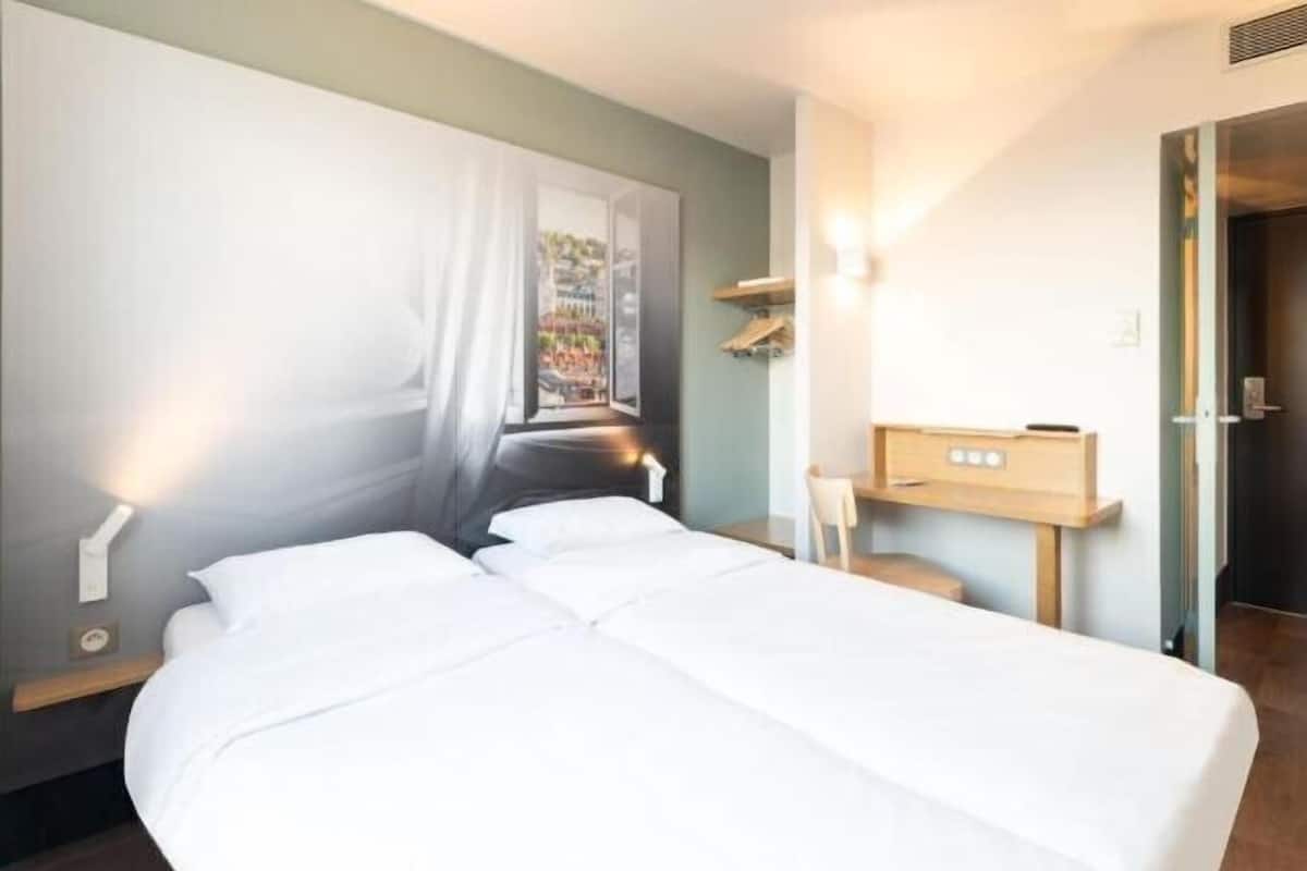 Desk, soundproofing, free WiFi, bed sheets
