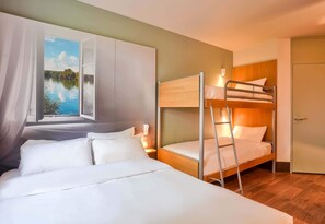 Habitación cuádruple | Ropa de cama de alta calidad, escritorio, insonorización y wifi gratis 