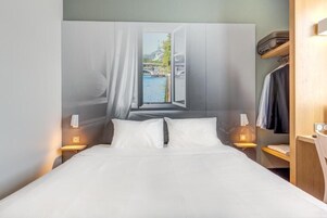 高档床上用品、办公桌、隔音、免费 WiFi