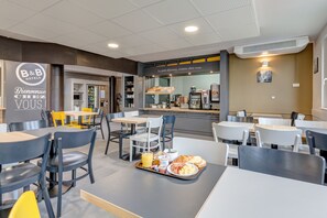 Petit déjeuner buffet servi tous les jours en supplément