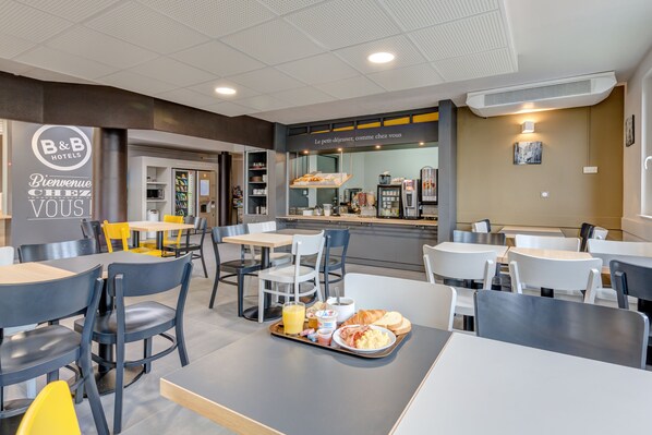 Petit déjeuner buffet servi tous les jours en supplément