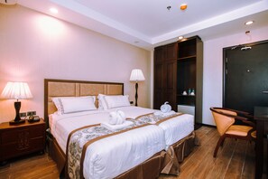 Premium Room (Standard) | Bar mini, peti besi dalam bilik, meja, katil lipat simpan/tambahan 