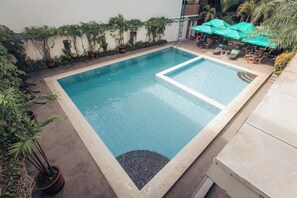 Piscine extérieure, parasols
