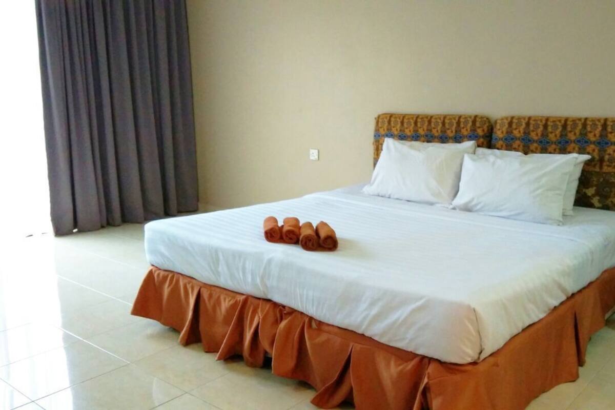 Deluxe Room, 1 King Bed | Living room | 32-inch LED TV with cable channels, TV