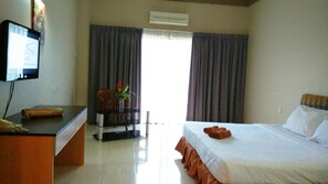Deluxe Room, 1 King Bed | Living room | 32-inch LED TV with cable channels, TV