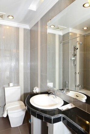 Chambre Supérieure (No Window) | Salle de bain | Baignoire relaxante profonde, articles de toilette gratuits, peignoirs