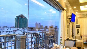 Un restaurant offrant une vue sur le paysage urbain, notamment sur un immeuble en construction.
