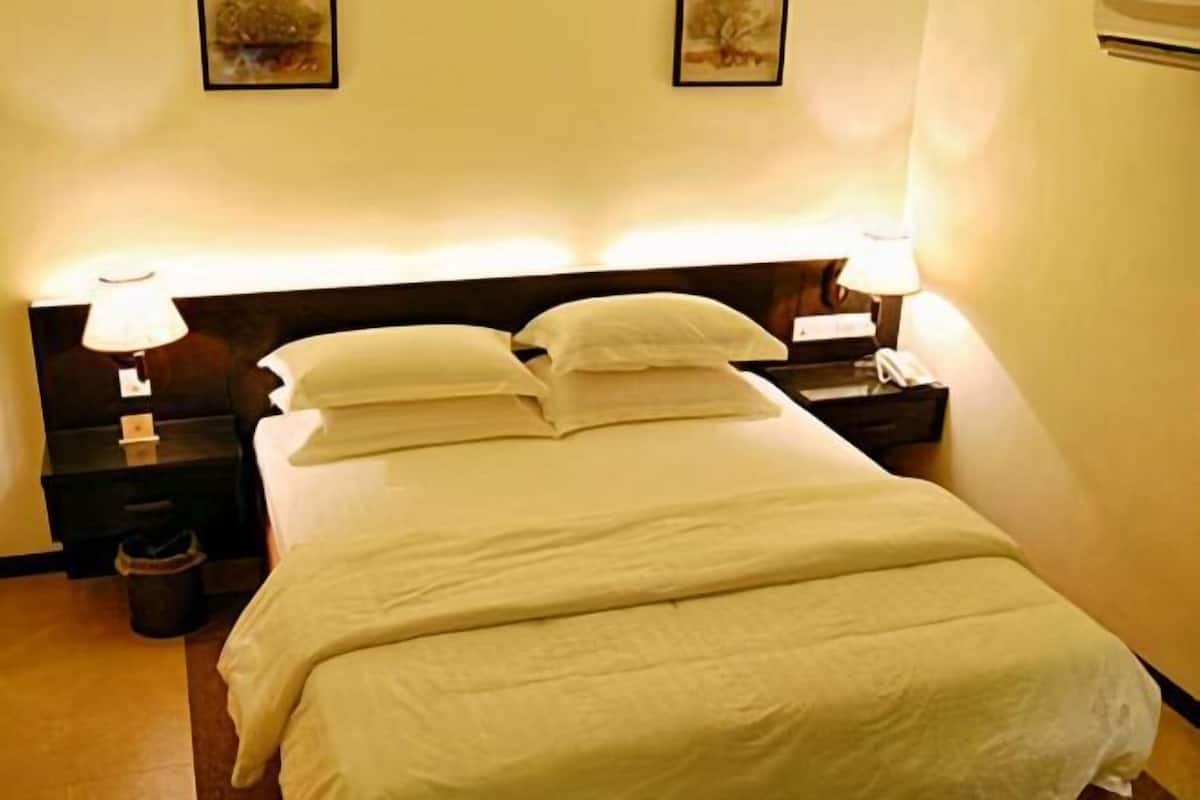 Een bureau, gratis wifi, beddengoed