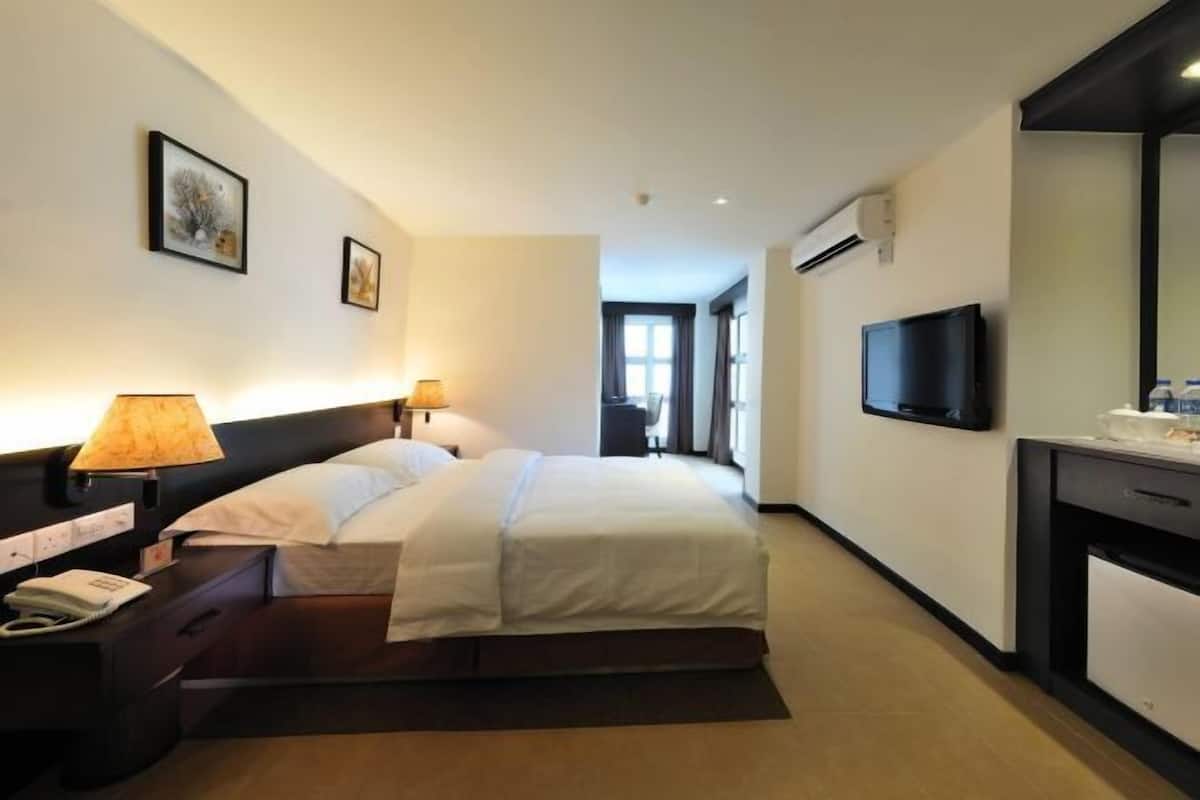 Een bureau, gratis wifi, beddengoed