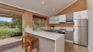 Chalet, 2 habitaciones | Cocina privada | Frigorífico, microondas, placa de cocina y lavavajillas