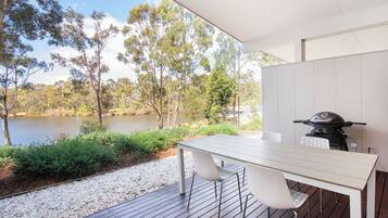 Studio, 1 King Bed | Terrace/patio