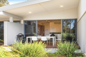 Studio, 1 King Bed | Terrace/patio