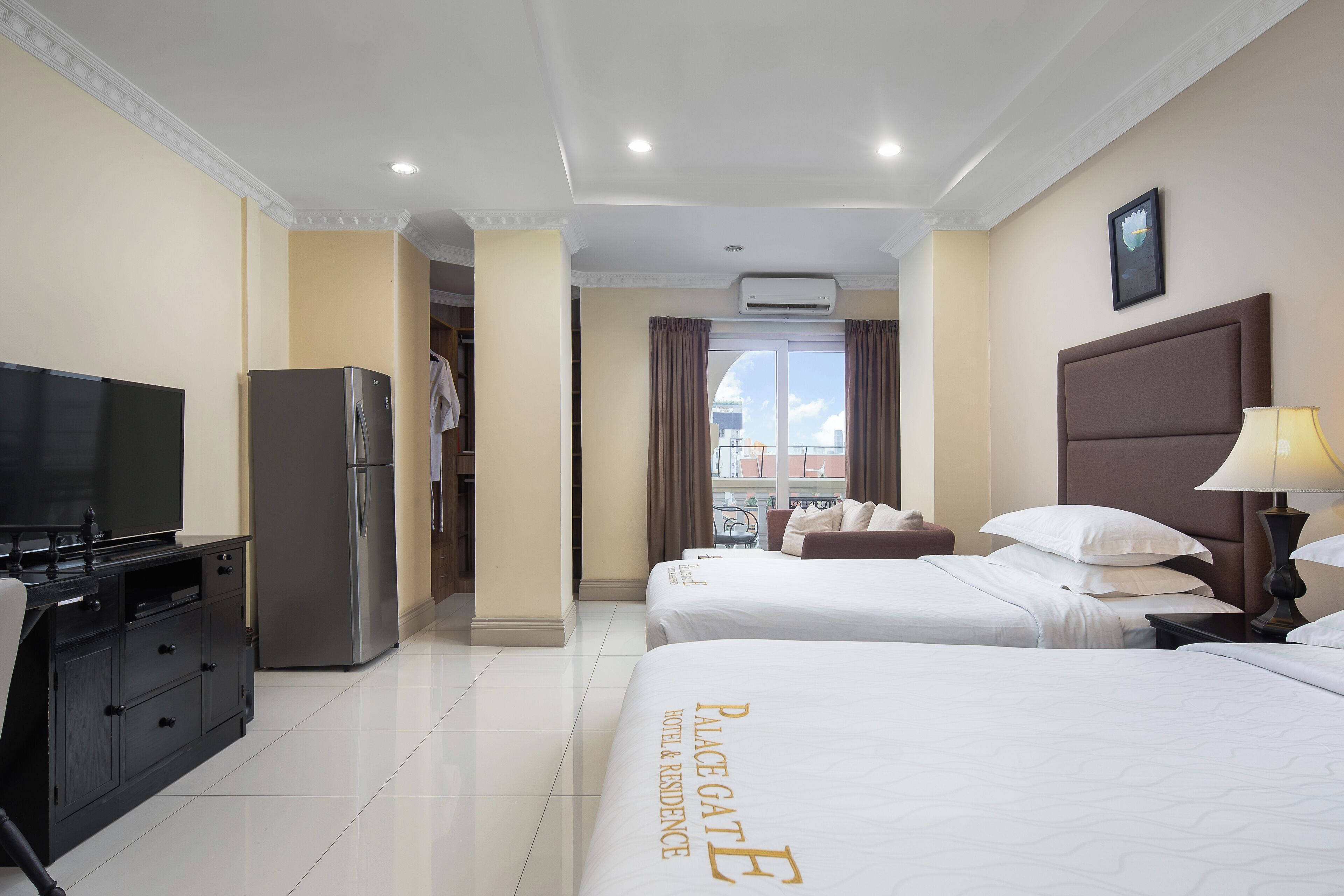 Studio Twin | Minibar, in-room safe, desk, laptop workspace