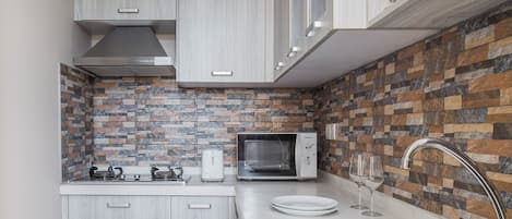 Full-sized fridge, microwave, dishwasher, coffee/tea maker