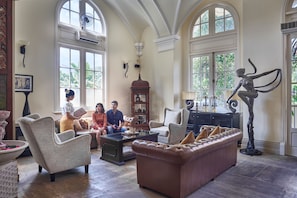 Lobby lounge
