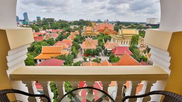 2 bedrooms, minibar, in-room safe, desk