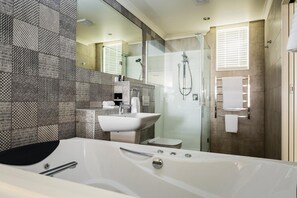 Art Deco Two Bedroom Suite | Bathroom | Separate tub and shower, jetted tub, rainfall showerhead - Pebble Beach Motor Inn (Napier)