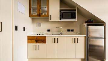 Fridge, microwave, stovetop, coffee/tea maker
