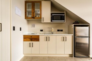 Refrigerador, microondas, placa de cocina, cafetera/tetera