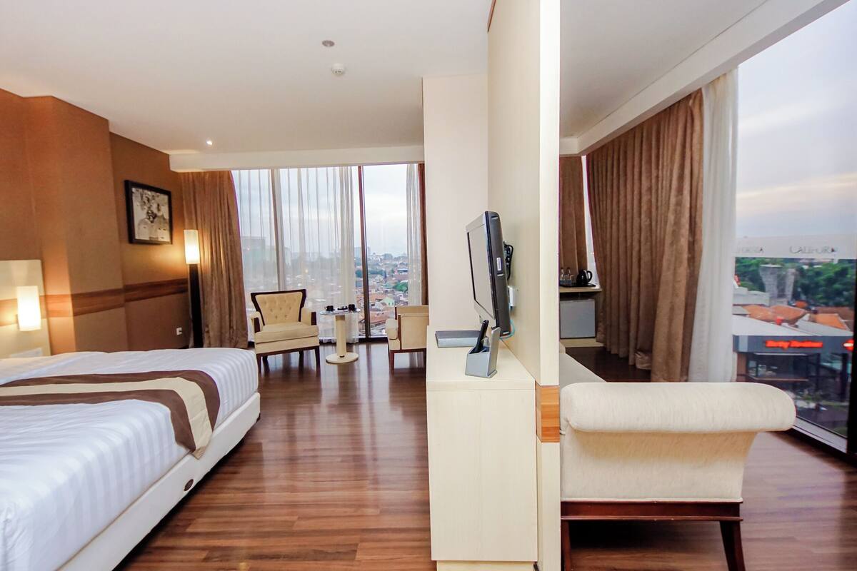 Phòng Suite | Bộ đồ giường cao cấp, minibar, két bảo mật tại phòng, bàn 