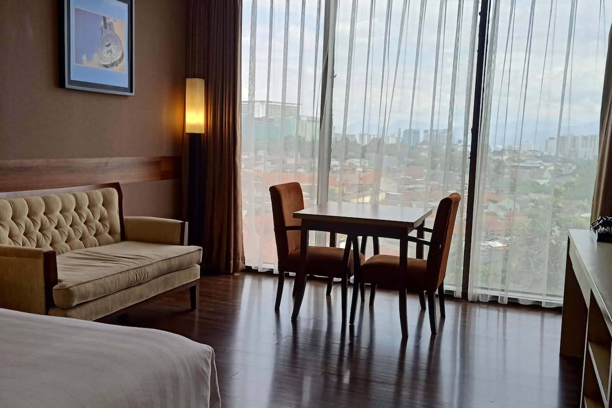 executive room | 1 bedroom, premium bedding, minibar, in-room safe